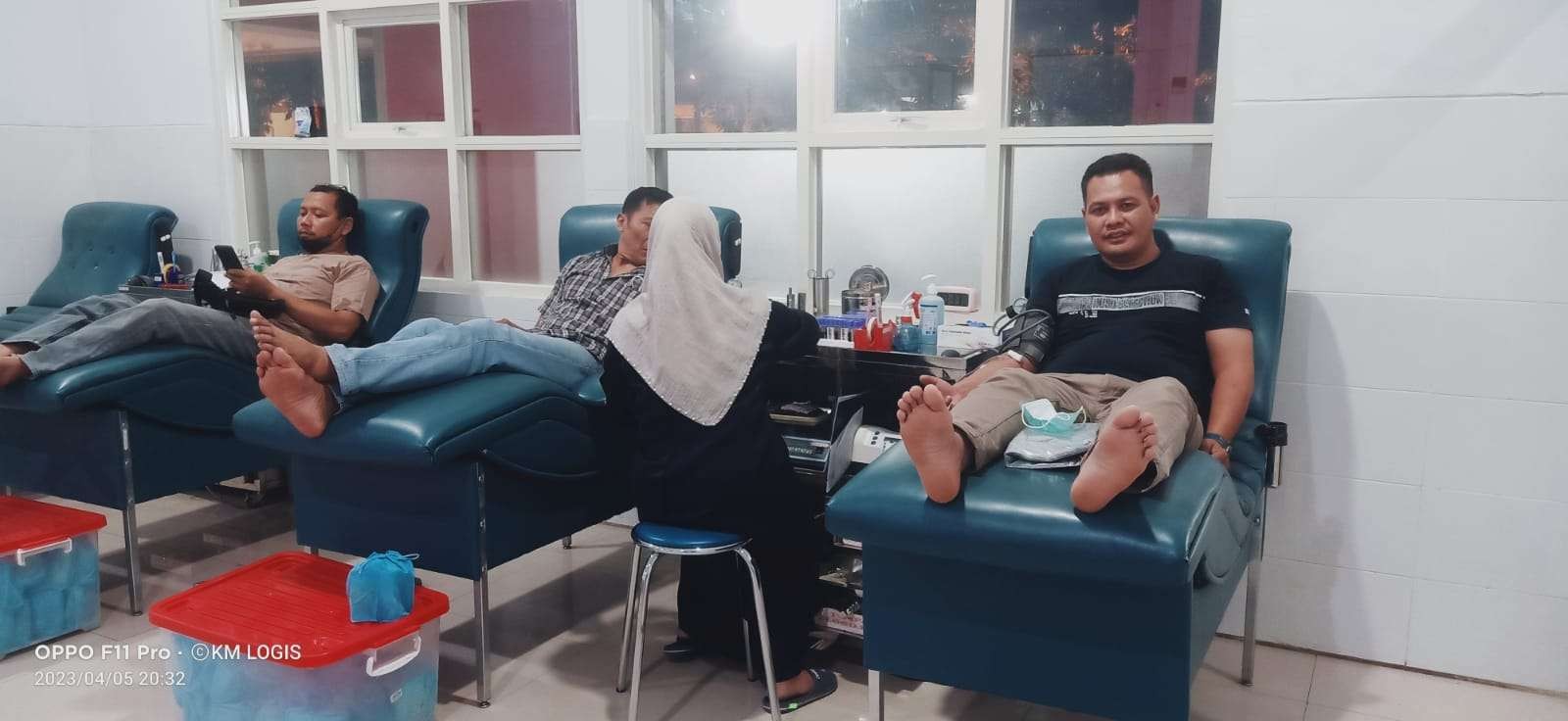 Pelayanan donor darah pada malam.hari selama Ramadan di PMI Lamongan tetap diminati (Foto:Imron Rosidi/Ngooibareng.id)