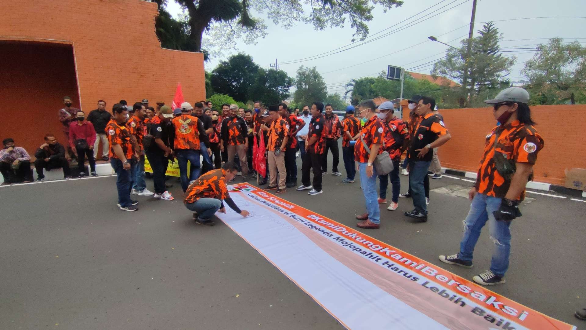 Aksi simpatik Ormas PP Mojokerto di Pemkab Mojokerto.(Foto: Deni Lukmantara/Ngopibareng.id)