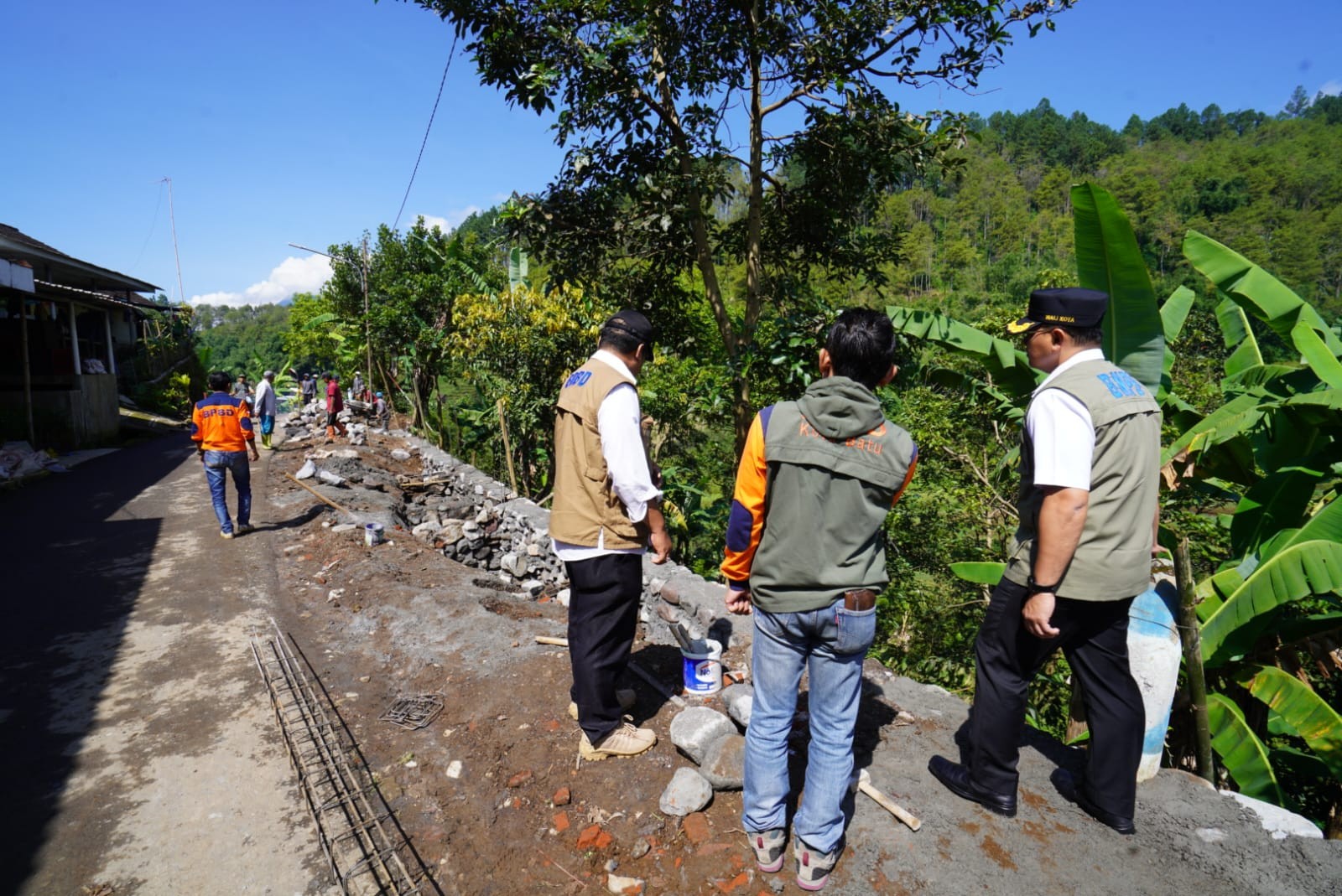 Proses rehabilitasi dan rekonstruksi pasca bencana di Kota Batu (Foto: Diskominfo Kota Batu)