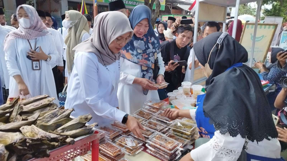 Bupati Banyuwangi Ipuk Fiestiandani membeli takjil dari pedagang yang berjualan di area pasar takjil Jl. Letjend Sutoyo Banyuwangi (Foto: Muh Hujaini/Ngopibareng.id)