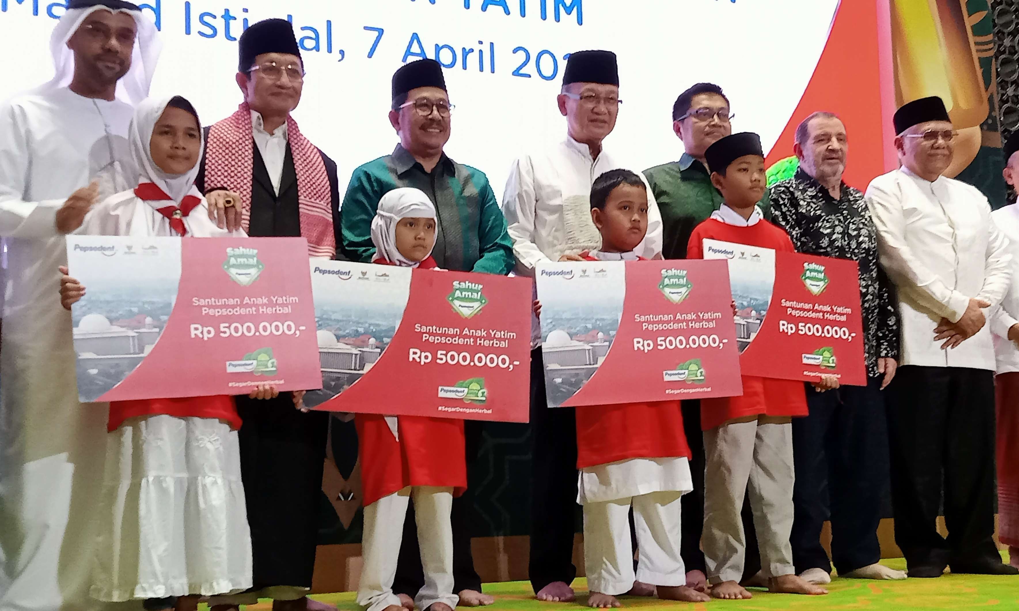 Penyerahan santunan untuk 1.000 anak yatim piatu secara simbolis di Masjid Istiqlal, Jakarta Pusat. (Foto: Asmanu Sudarso/Ngopibareng.id)