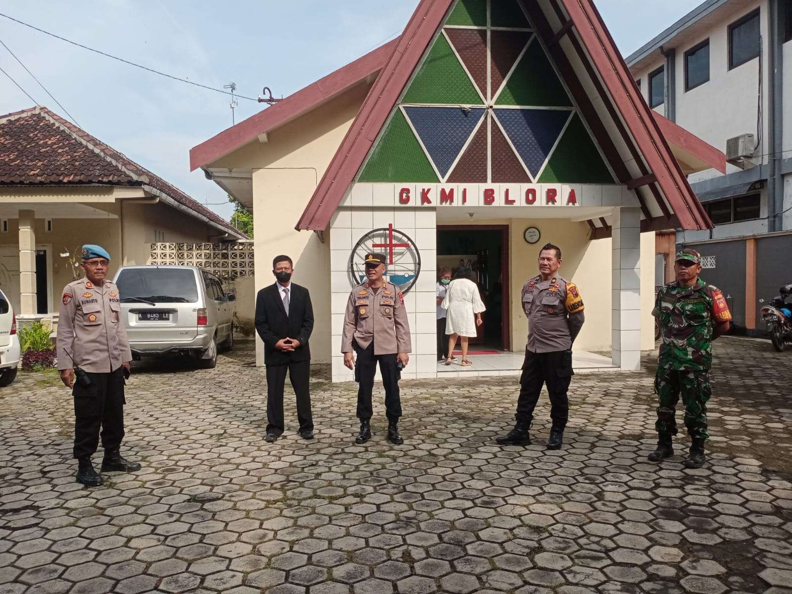 Pengamanan gereja oleh petugas gabungan (Humas Polres Blora)