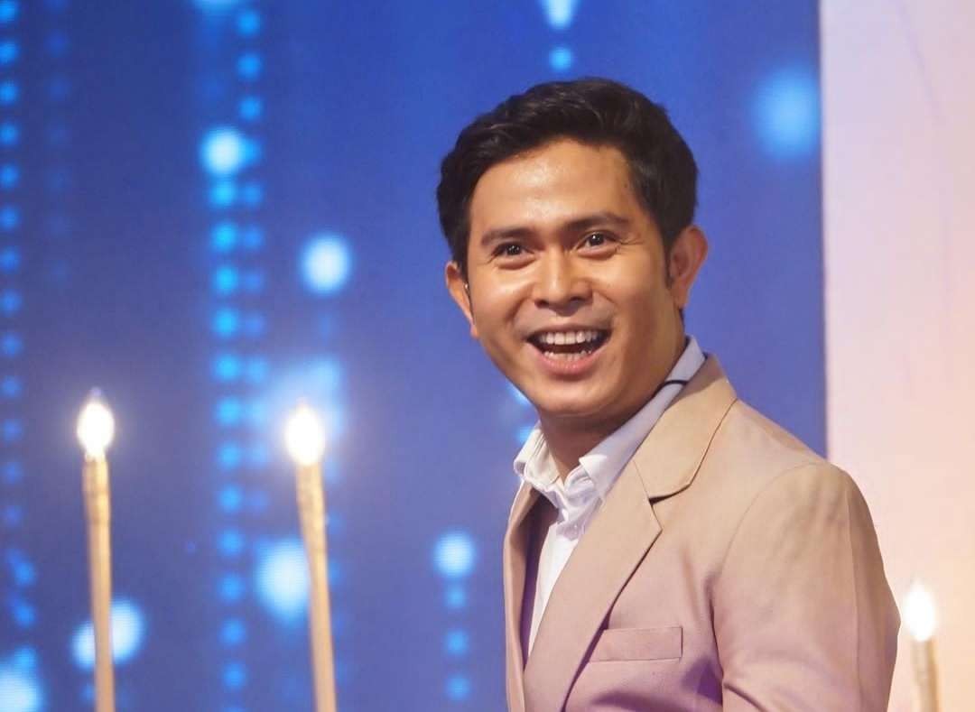 Penyanyi Cakra Khan rela kehilangan job manggung demi audisi America's Got Talent. (Foto: Instagram@cakra.khan)