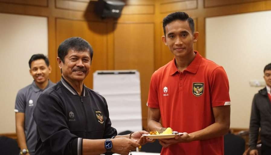 Indra Sjafri bersama Rizki Ridho di acara syukuran setelah Indonesia terhindar dari sanksi berat FIFA. (Foto: PSSI)