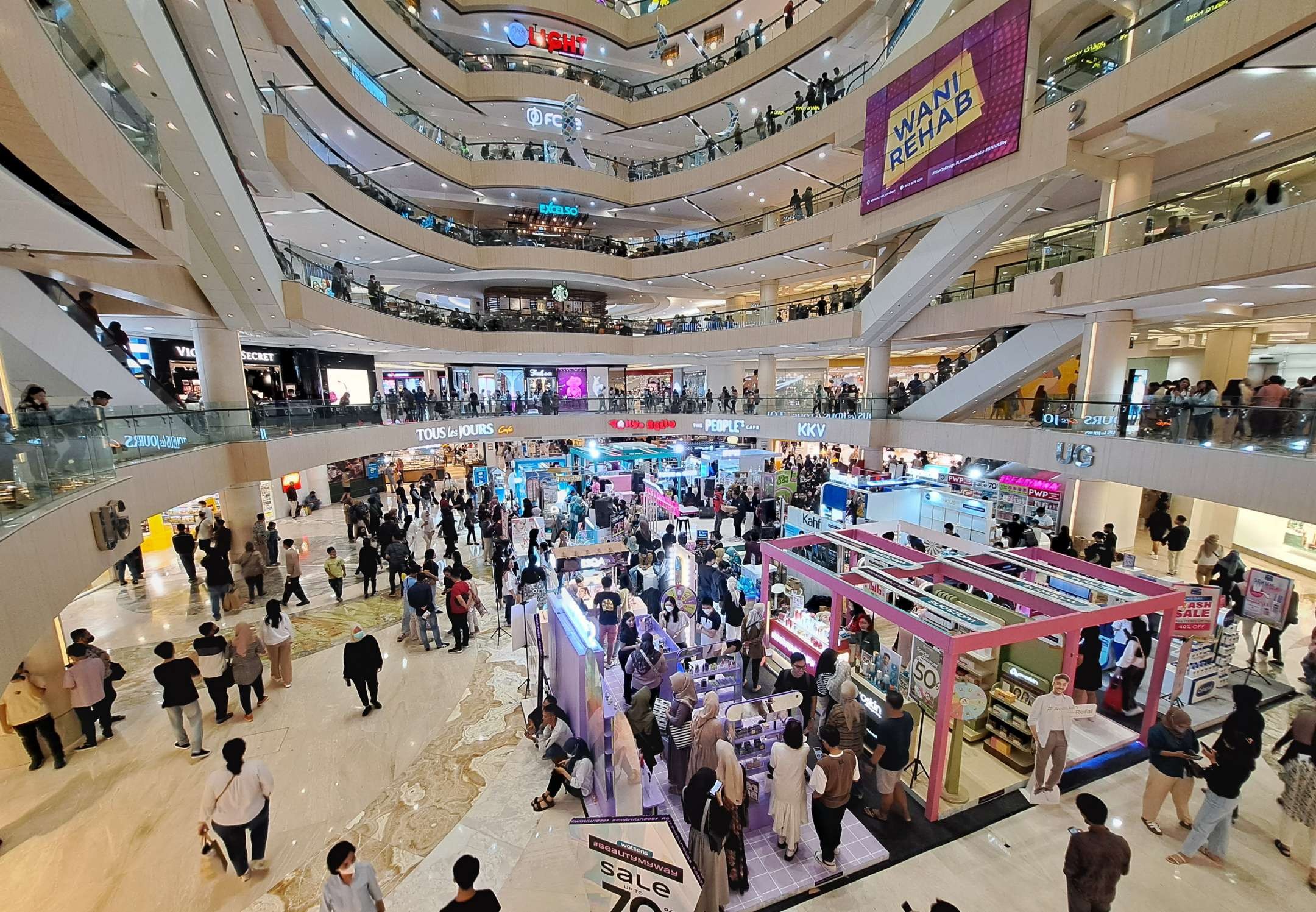 Ribuan warga menyerbu Mal Tunjungan Plaza (TP) Surabaya, untuk Late Night Sale Lebaran, Sabtu 8 April 2023. (Foto: Pita Sari/Ngopibareng.id)