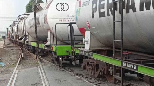 Rangkaian kereta tangki Pertamina berhenti tepat di tengah perlintasan, sehingga menutup jalur lalu lintas kendaraan di Jalan Raya Bebekan-Ketegan, Sidoarjo, Jawa Timur, Sabtu 8 April 2023. (Foto: suarasurabaya.net)