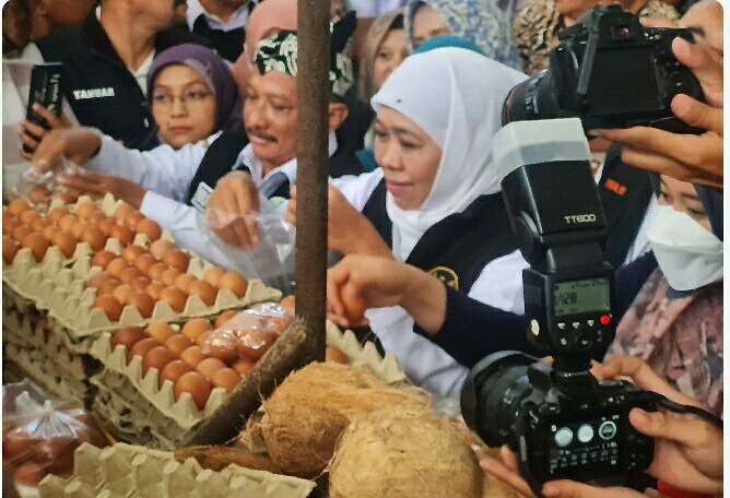 Gubernur Jatim Khofifah Indar Parawansa didampingi Bupati Situbondo memantau harga dan stok bahan pokok jelang Idul Fitri 1444 H di Pasar Tradisional Panarukan, Sabtu 8 April 2023. (Foto: Diskominfo Situbondo)