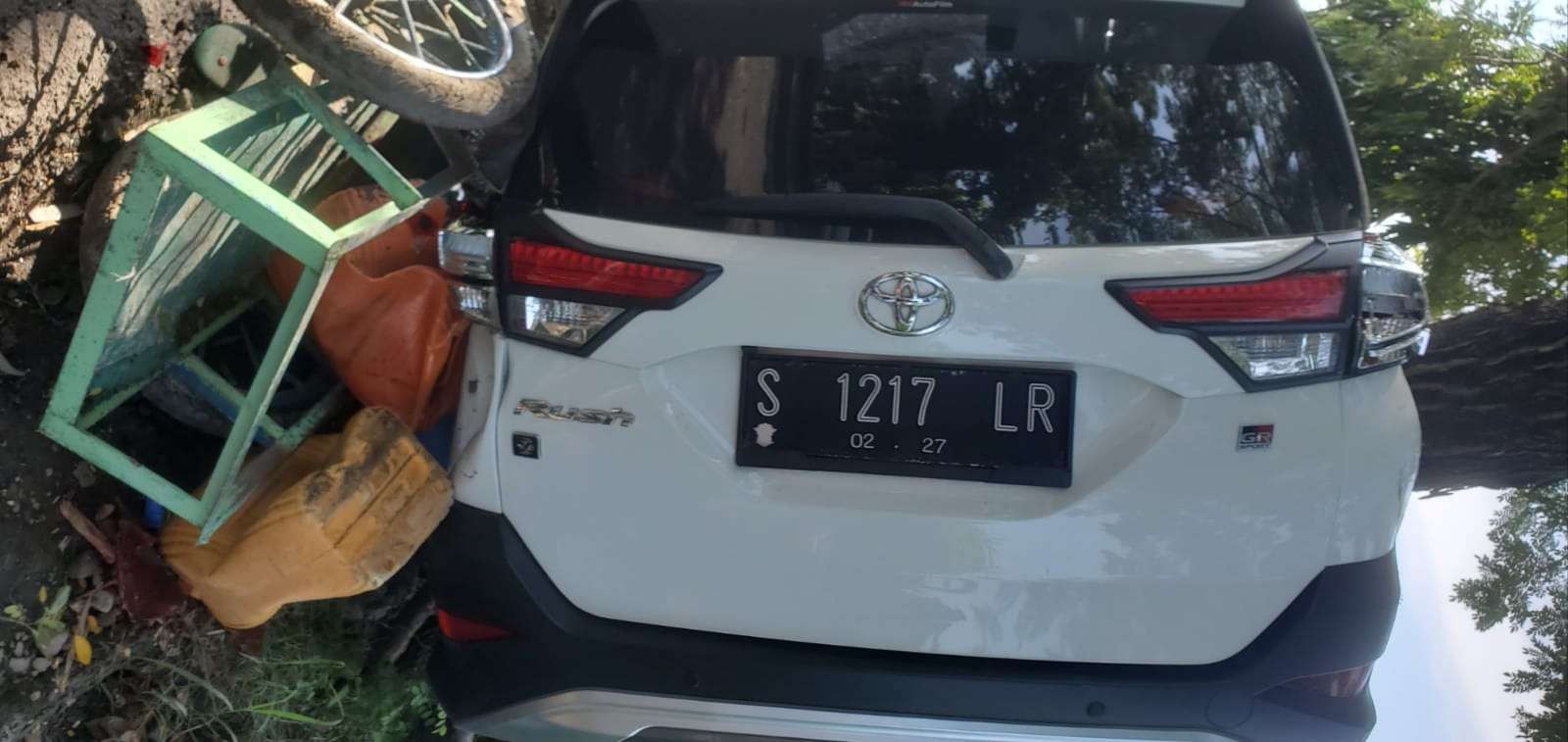 Kondisi mobil Toyota Rush setelah menabrak korban (Foto: Istimewa)