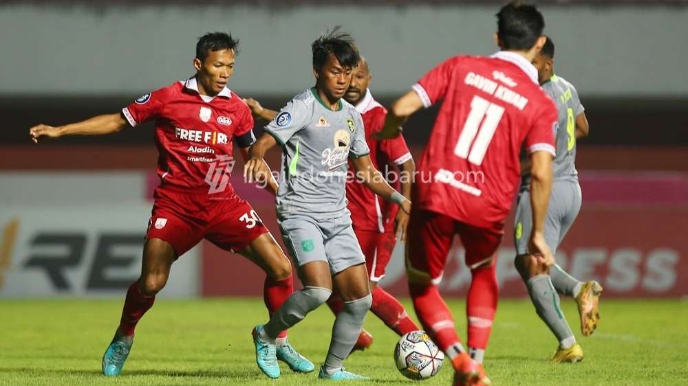 Pemain Persebaya, Supriadi (tengah) mendapat pengawalan ketat dari pemain-pemain Persis Solo. (Foto: LIB)