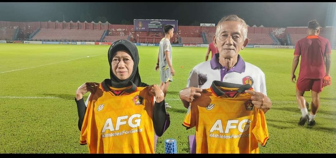 Cerita pasutri lansia gila bola, supporter Persik Kediri. (Foto: Fendi Lesmana/Ngopibareng.id)