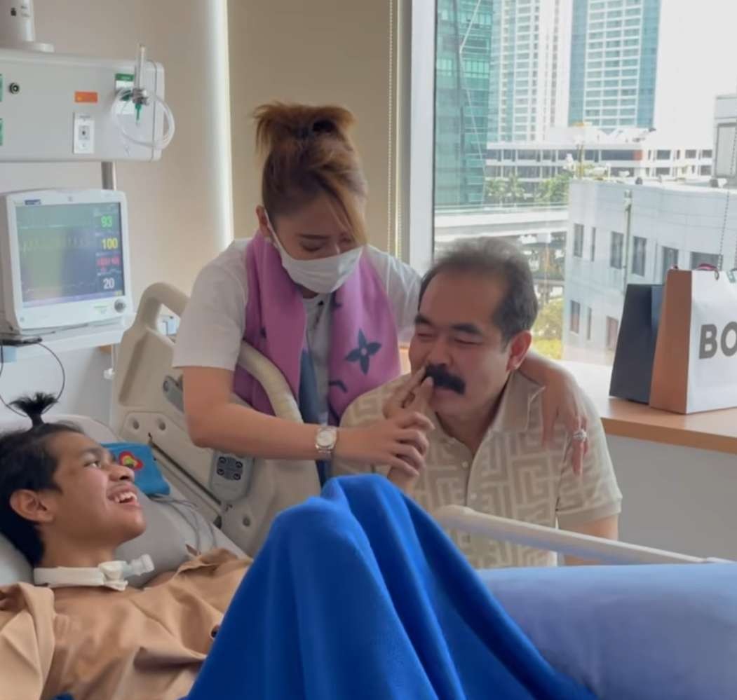 Pasangan Inul Daratista dan Adam Suseno menjenguk David Ozora. Ia terhibur pegang kumis Mas Adam. (Foto: Instagram @inul.d)