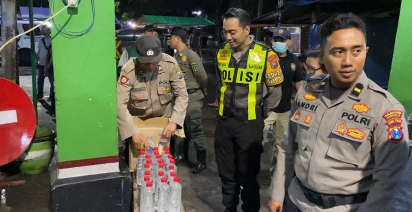 Polisi gerebek rumah penjual miras di Jalan Kertopaten (Foto: dok. Polsek Simokerto)