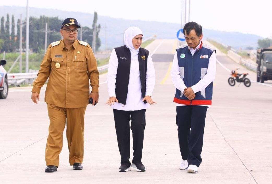 Gubernur Khofifah Indar Parawansa saat meninjau Tol Gending - Paspro. (Foto: Pemprov Jatim)