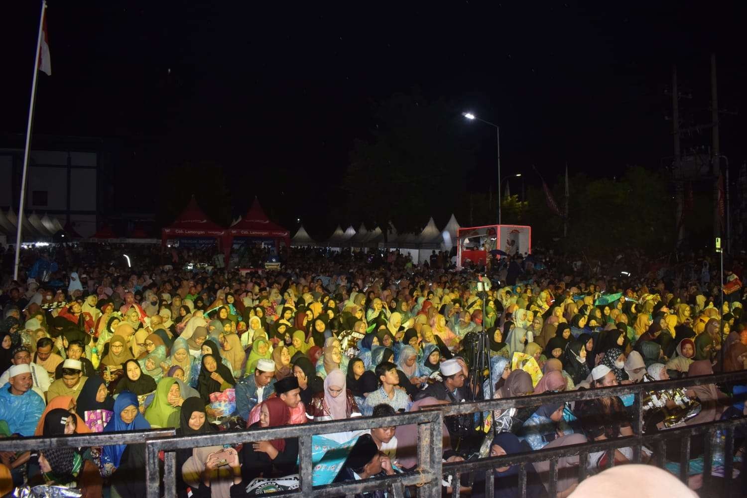 Masyarakat berjubel saat mengikuti ceramah pengajian akbar Gus Miftach di Lamongan (Foto : Imron Rosidi/Ngopibarengi.d)