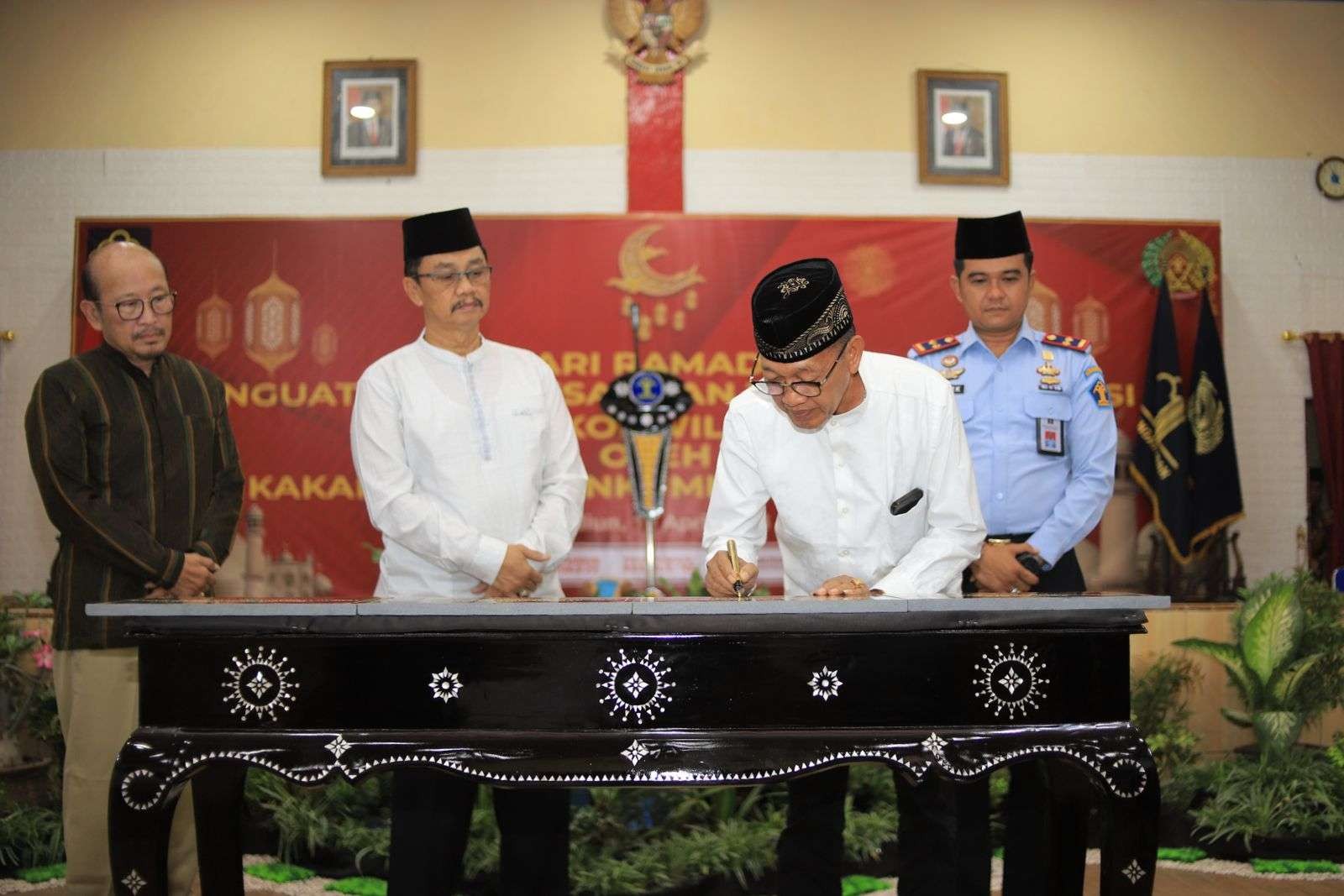 Kakanwil Kemenkumham Jatim Imam Jauhari meresmikan empat Sarana Layanan Publik di Lapas Kelas I Madiun Senin 10 April 2023. (Foto: dok. Humas Kanwil Kemenkumham Jatim)