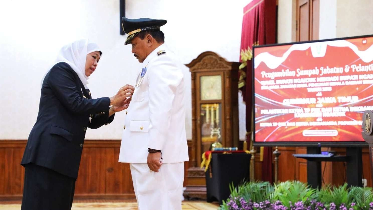 Gubernur Jatim, Khofifah Indar Parawansa melantik Bupati Nganjuk Marhaen Djumadi di Gedung Negara Grahadi, Surabaya, Senin 10 April 2023. (Foto: Humas Pemprov Jatim)