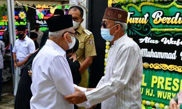 Wapres menyampaika turut berduka cita pada ayah almarhum H Muh Ali Ganding (Foto; BPMI Setwapres )