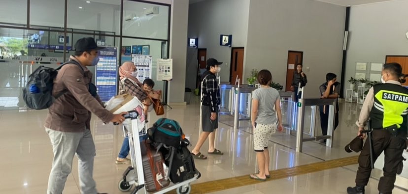 Para pemudik saat memasuki pengecekan tiket di Stasiun Malang Kota Baru (Foto: Lalu Theo/Ngopibareng.id)