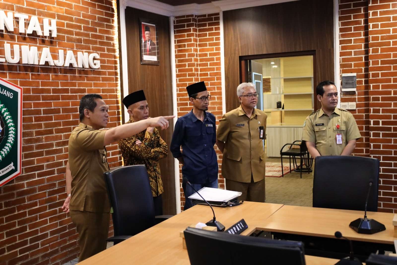 Bupati Lumajang Thoriqul Haq saat menerima visitasi Komisioner Bidang Penyelesaian Sengketa Informasi KI Pusat, Syawaludin di Ruang Command Center Pemkab Lumajang, Senin 10 April 2023. (Foto: dok. Pemkab Lumajang)