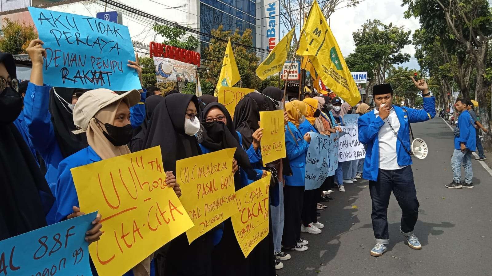 Aksi mahasiswa PMII di halaman gedung DPRD Lamongan (Foto : Imron Rosidi/Ngooibareng.id)