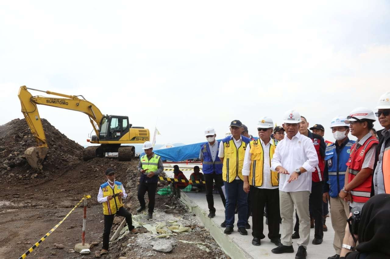 Menteri Koordinator Bidang Pembangunan Manusia dan Kebudayaan (Menko PMK) Muhadjir Effendy bersama Menteri Perhubungan Budi Karya Sumadi, Menteri PUPR Basuki Hadimuljono, Kakorlantas Polri Irjen Pol Firman Santyabudi berada di ruas jalan tol di Tol Cipali dan Tol Cipularang cek kesiapan jalan tol untuk Idul Fitri 2023, Minggu 9 April2023.(Foto: dok. Istimewa)