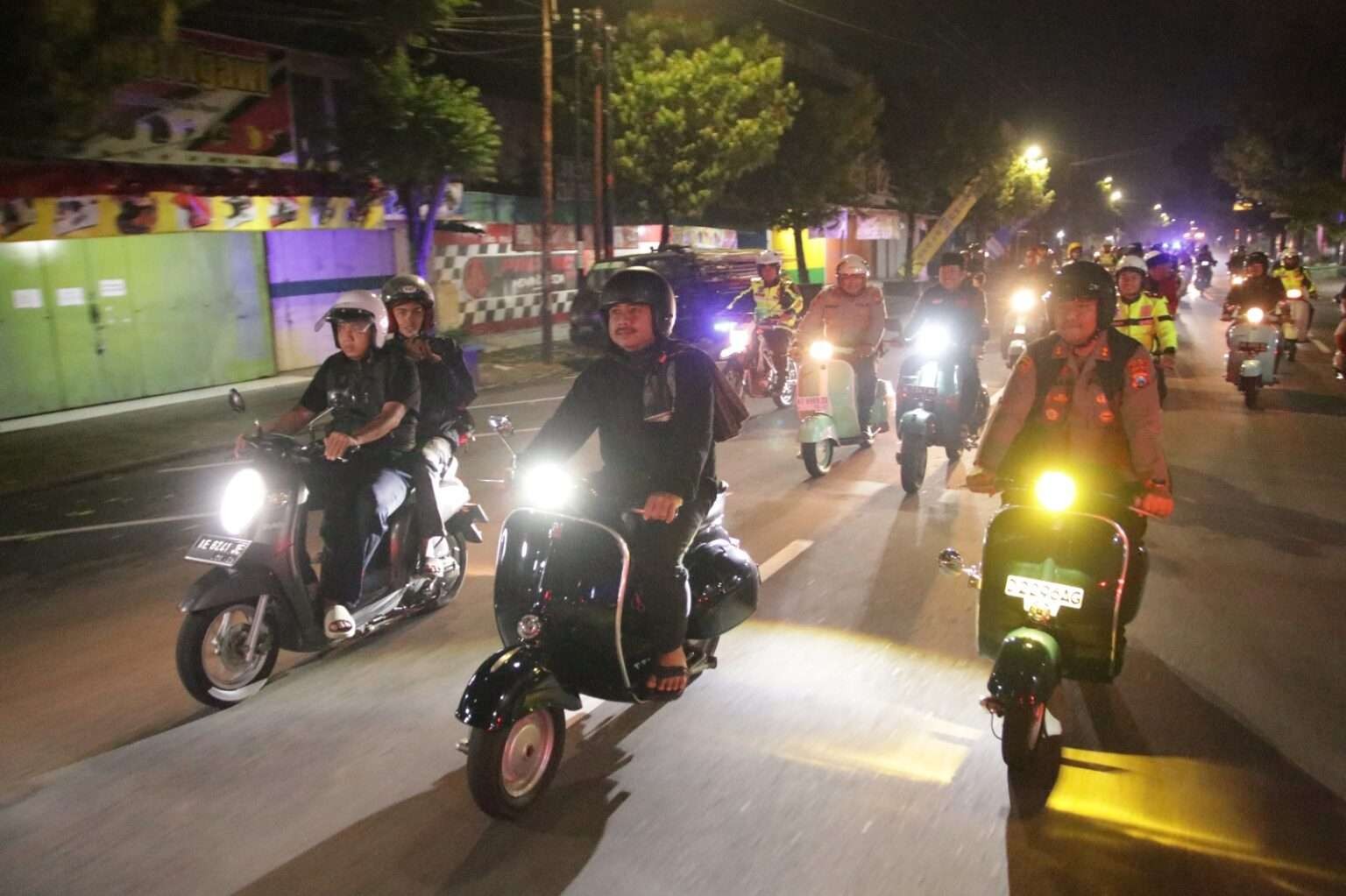 Bupati Ngawi, Ony Anwar Harsono, Kapolres Ngawi, AKPB Dwiasi Wiyatputra, Forkopimda Ngawi bersama komunitas pecinta Vespa, lakukan Sahur On The Road ke sejumlah masjid, Jumat 7 April 2023. (Foto: dok. Kominfo Ngawi)