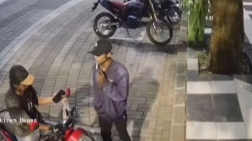 Dua pelaku pencuri motor di kantor eks Humas Pemkot Surabaya (Foto: dok. CCTV)