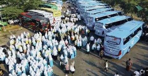 Santri dan santriwati Pondok Pesantren (Ponpes) Tebuireng Jombang, Jawa Timur, mudik massal. Mereka libur mulai hari ini, Senin 10 April hingga 5 Mei 2023. (Foto: Twitter)