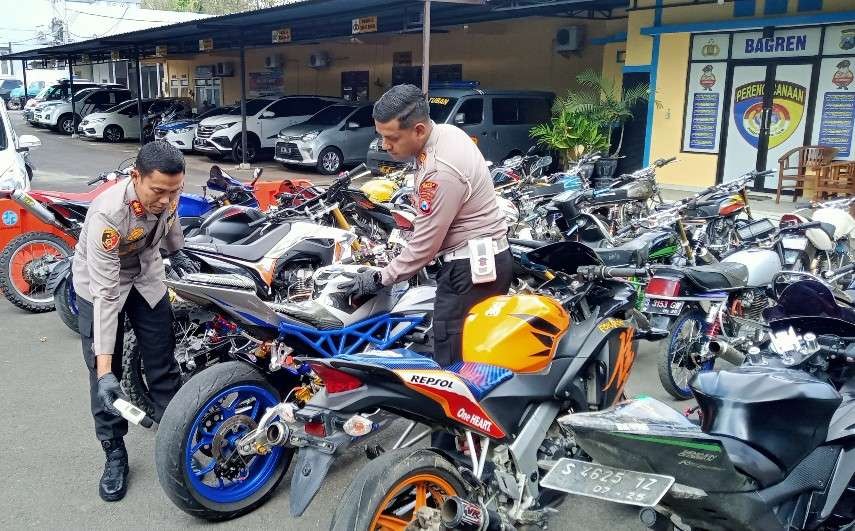 Kapolres Tuban dan Kasatlantas Polres Tuban mengukur tingkat kebisingan knalpot brong. (Foto: Khoirul Huda/Ngopibareng.id)