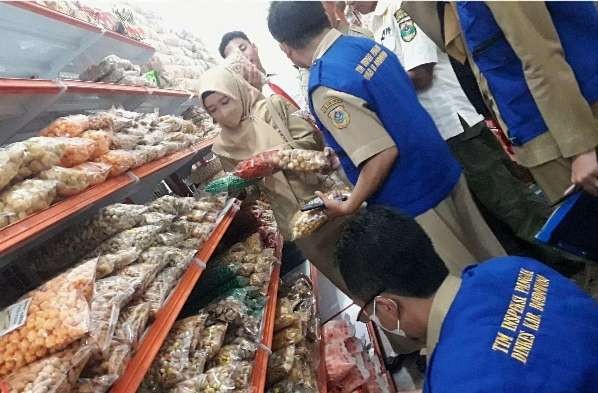 Petugas Inspeksi Pangan Bondowoso saat sidak mamin di supermarket dan toko. (Foto:Dinkes Bondowoso)