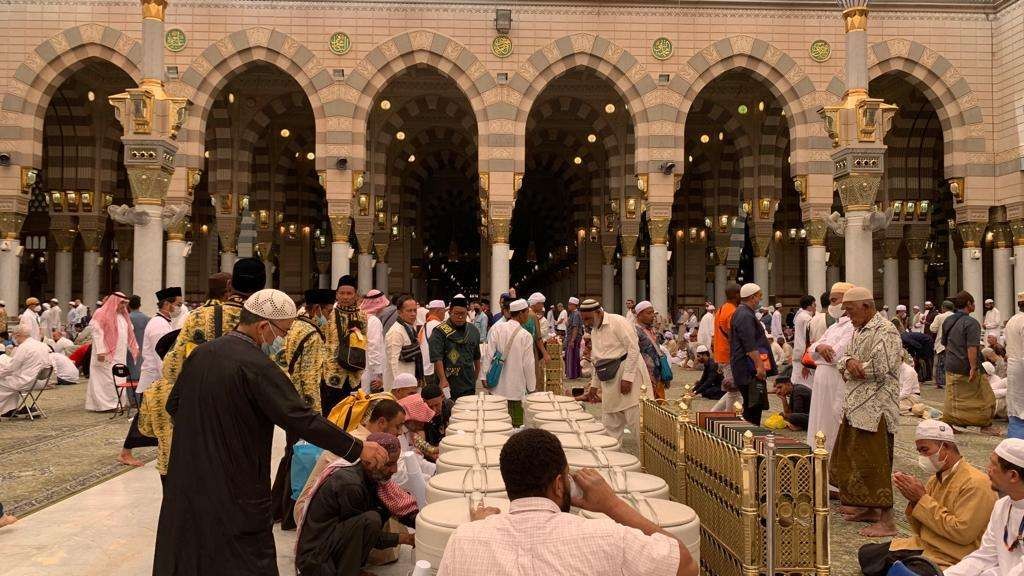 Aktivitas umat Islam di Masjid Nabawi, Madinah. Di dalamnya terdapat Makam Rasulullah Muhammad SAW. (Foto: dok/ngopibareng.id)