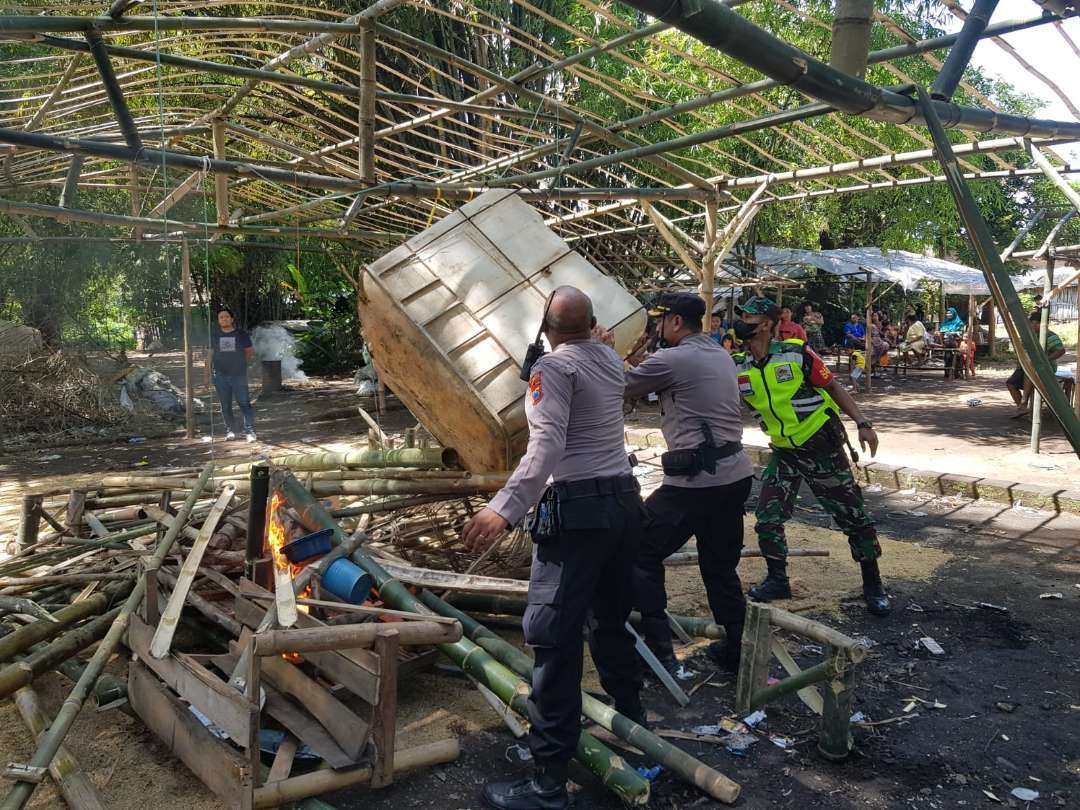 Arena Judi Ayam dibakar petugas.(Foto Dokumen Polisi)