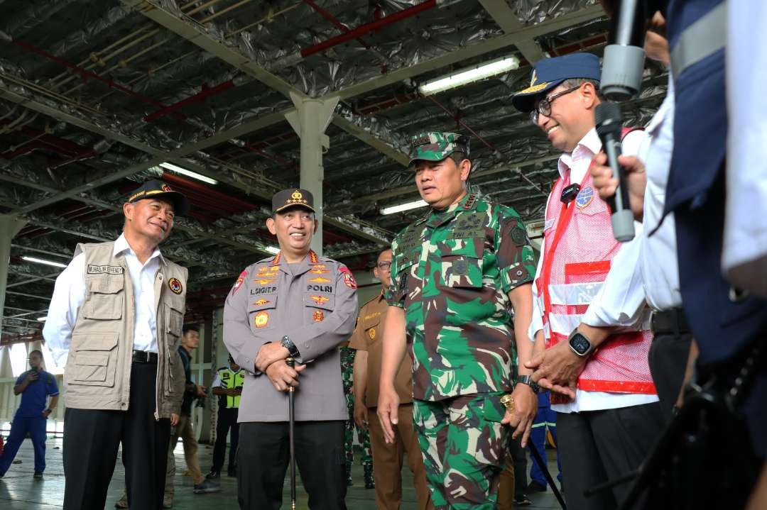 Menko PMK Muhadjir Effendy (kiri) bersama Menteri Perhubungan (Menhub) Budi Karya Sumadi, Kapolri Jenderal Pol Listyo Sigit Prabowo, dan Panglima TNI Laksamana Yudo Margono blusukan ke Pelabuhan Merak dan Ciwandan, Senin 10 April 2023. Cek kesiapan mudik lebaran. (Foto: ANO/Ngopibareng.id)