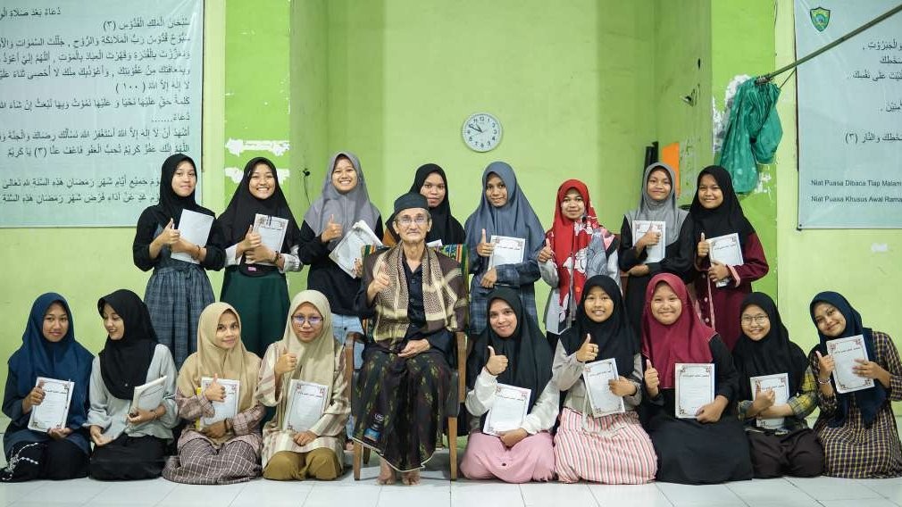 KH Husein Muhammad bersama para santri putri di Pondok Pesantren Dar-el Quran, Arjawinangun Cirebon, Jawa Barat. (Foto: dok/ngopibareng.id)