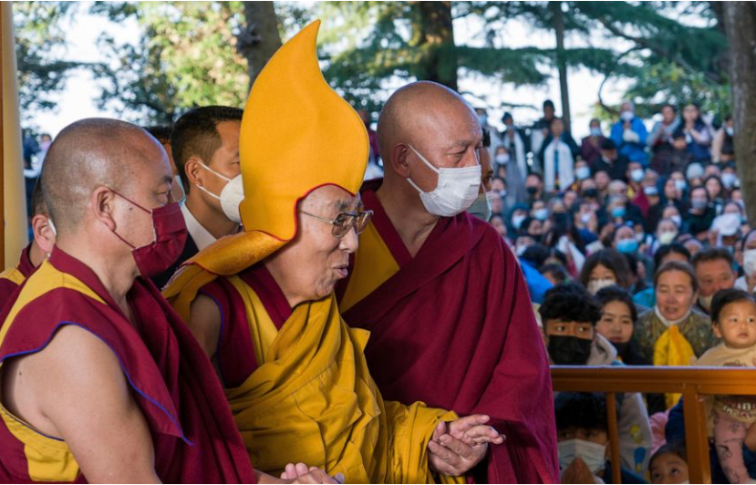 Pemimpin spiritual masyarakat Budha di Tibet, Dalai Lama, menyampaikan permohonan maaf, setelah videonya viral di media sosial. (Foto: ABC News)