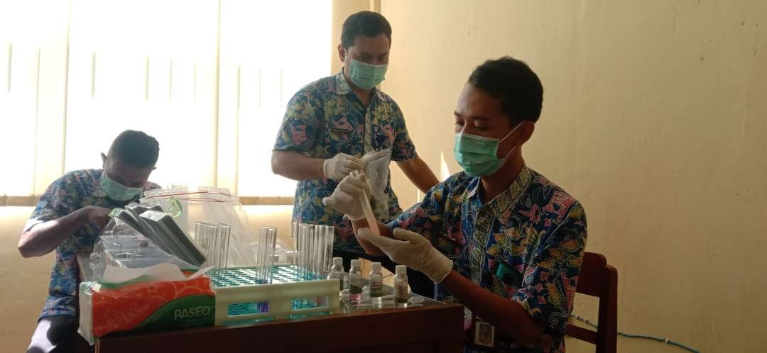 Pemeriksaan makanan dari Pasar Sido Makmur Blora (Ahmad Sampurno/ Ngopibareng.id)