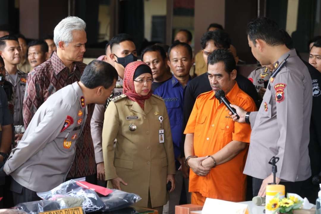 Gubernur Ganjar Pranowo tampak geram saat menghadiri konferensi pers pengasuh pondok pesantren cabul. (Foto: Pemprov Jateng)