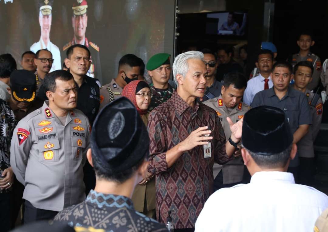 Gubernur Jawa Tengah, Ganjar Pranowo pastikan program perbaikan jalan dan jembatan dipastikan selesai H-10 lebaran, termasuk kesiapan rest area dan harga pokok stabil. (Foto: Pemprov Jateng)