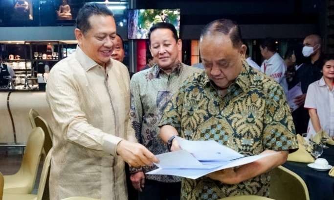 Bambang Soesatyo menyerahkan surat dukungan kepada Ketua Umum Koni Marciano Norman untuk terpilih   kembali Pimpin KONI  ( foto: Koni)