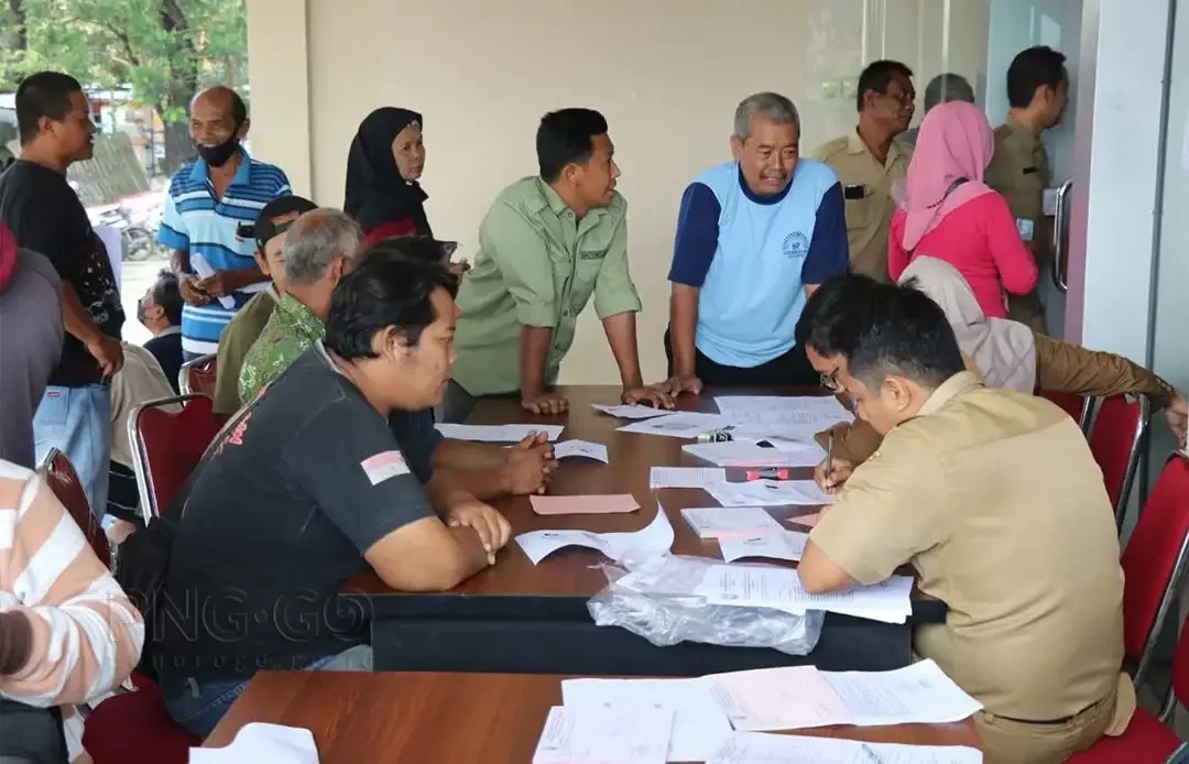 Pedagang yang tengah mendaftar untuk berdagang di pasar malam ALun-alun Kota Ponorogo. Sebanyak 70 % adalah pedagang dan diseleksi Dinas Perdagangan, Koperasi dan UMKM (Diperdagkum) Ponorogo Selasa 11 April 2023. (Foto: dok. Kominfo Ponorogo)