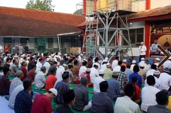 Ratusan warga binaan Lapas Kelas IIB Bondowoso saat salat berjamaah di halaman tengah lapas.(foto: guido/ngopibareng.id)