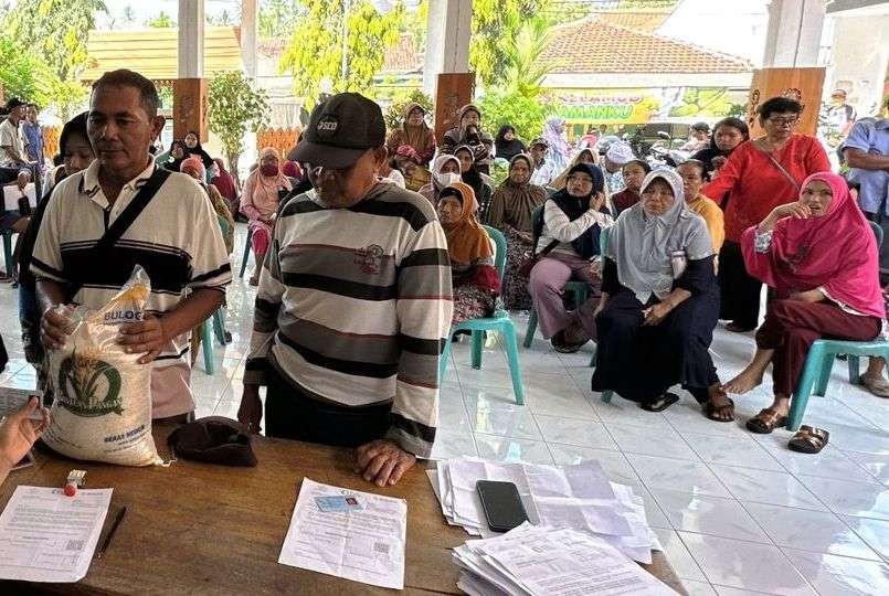 Sejumlah warga menerima bantuan pangan dari pemerintah pusat. (Foto: istimewa)