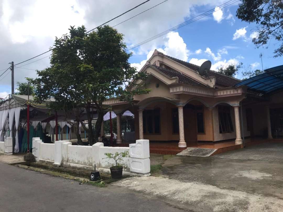 Rumah ibunda Anas Urbaningrum di Srengat, Blitar. Rencananya, Anas akan sungkem ke Blitar, pada Rabu, setelah bebas Selasa sore hari ini. (foto: Choirul Anam/Ngopibareng.id)