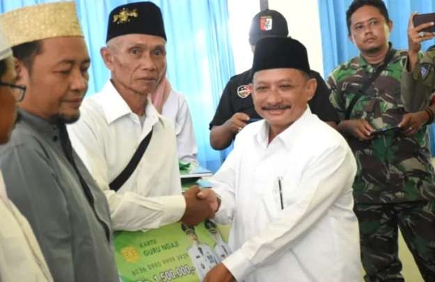 Bupati Situbondo Karna Suswandi menyerahkan secara simbolis uang insentif guru ngaji dan guru minggu di kantor Kecamatan Panji, Selasa 11 April 2023.(Foto: diskominfo Situbondo)