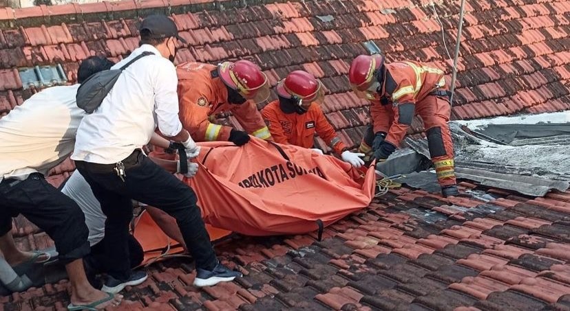 Proses evakuasi jenazah wanita berusia 79 tahun di Tambaksari (Foto: dok. Command Center)