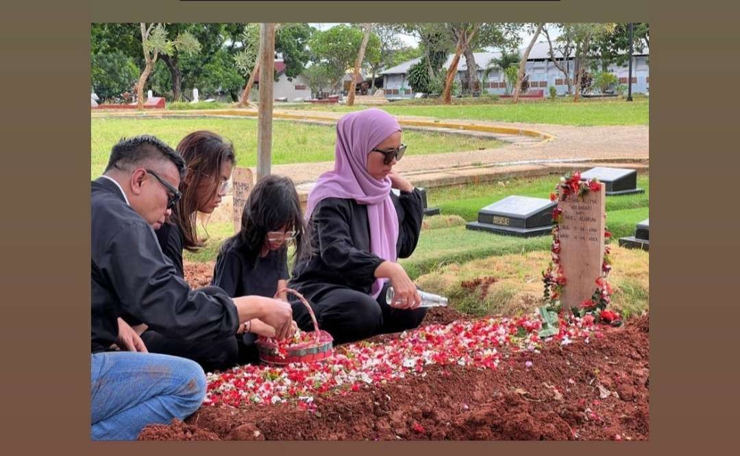 Komedian sekaligus presenter Abdel Achrian di makam anaknya. (Foto: Instagram @abdelachrian)