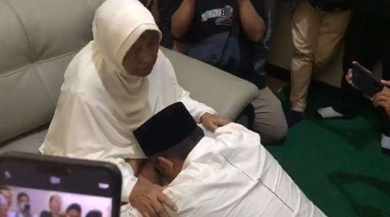 Anas Urbaningrum sedang sungkem ke ibunya Sriati di Blitar Jawa Timur. (Foto: Tangkapan Layar)