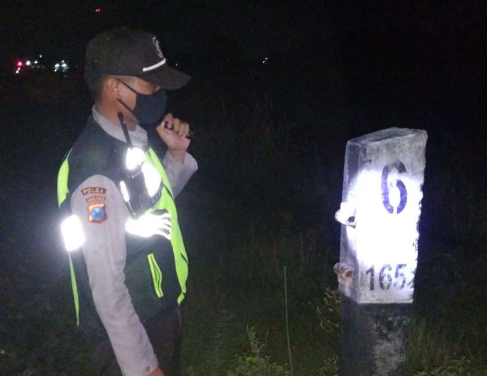 Anggota Polsek Babat saat memeriksa TKP kecelakaan di lintasan rel kereta api di Desa Gembong, Kecamatan Babat (Foto: Istimewa)