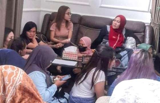 Sejumlah emak-emak di Bondowoso mengaku korban investasi online berkumpul beberapa kali membahas masalah yang menimpa mereka. (foto: Guido/Ngopibareng.id)