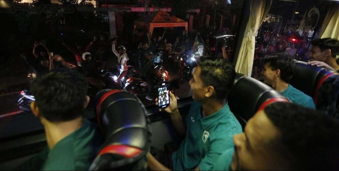 Bus Pemain Persebaya dikawal oleh The Jakmania saat bermain melawan Arema di Jakarta, Selasa 11 April 2023 malam. (Foto: Instagram @officialpersebaya)